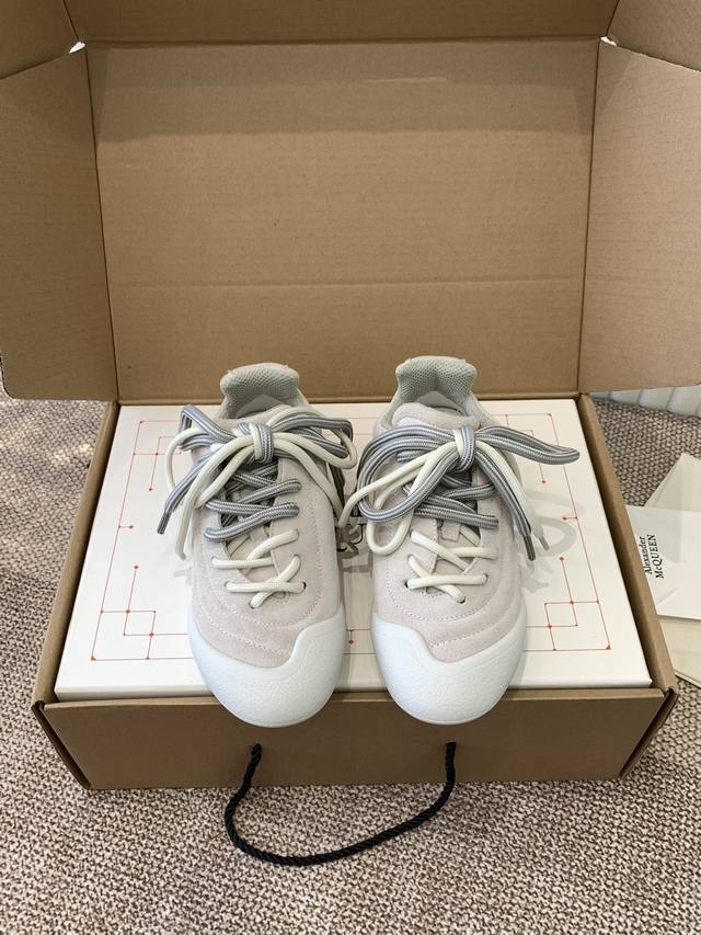 Alexander Mcqueen 麦昆 24Ss 秋冬最新 Flexion 系列复古休闲 运动鞋 原版开发 做货 这款flexion White 色调粒面皮革